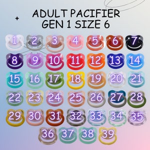 Puede incluir: Un conjunto de 39 chupetes para adultos en varios colores y texturas, etiquetados con los n&uacute;meros del 1 al 39. Los chupetes est&aacute;n dispuestos en filas de siete, con la &uacute;ltima fila que tiene solo cuatro chupetes. El texto "Adult Pacifier Gen 1 Size 6" est&aacute; en la parte superior de la imagen.
