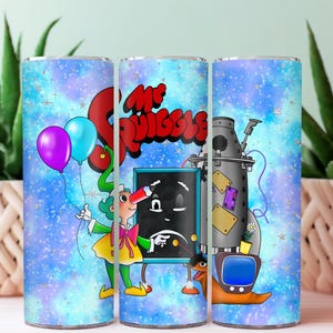 Op de afbeelding: Drie 20 oz roestvrijstalen tumblers met een blauw en wit galaxy-ontwerp. De tumblers hebben een cartoonfiguur met een rode hoed en een blauw en wit galaxy-ontwerp. De tumblers hebben ook een cartoonrobot met een blauw en wit galaxy-ontwerp. De tumblers hebben de tekst "Mr. Snuggle" erop.