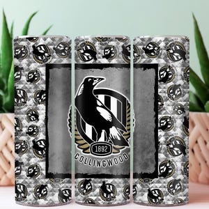 Op de afbeelding: Set van drie roestvrijstalen bekers. De bekers hebben een zwart-wit eksterlogo met de tekst "COLLINGWOOD 1892" op een grijze achtergrond. De zijkanten hebben een herhalend patroon van het eksterlogo.