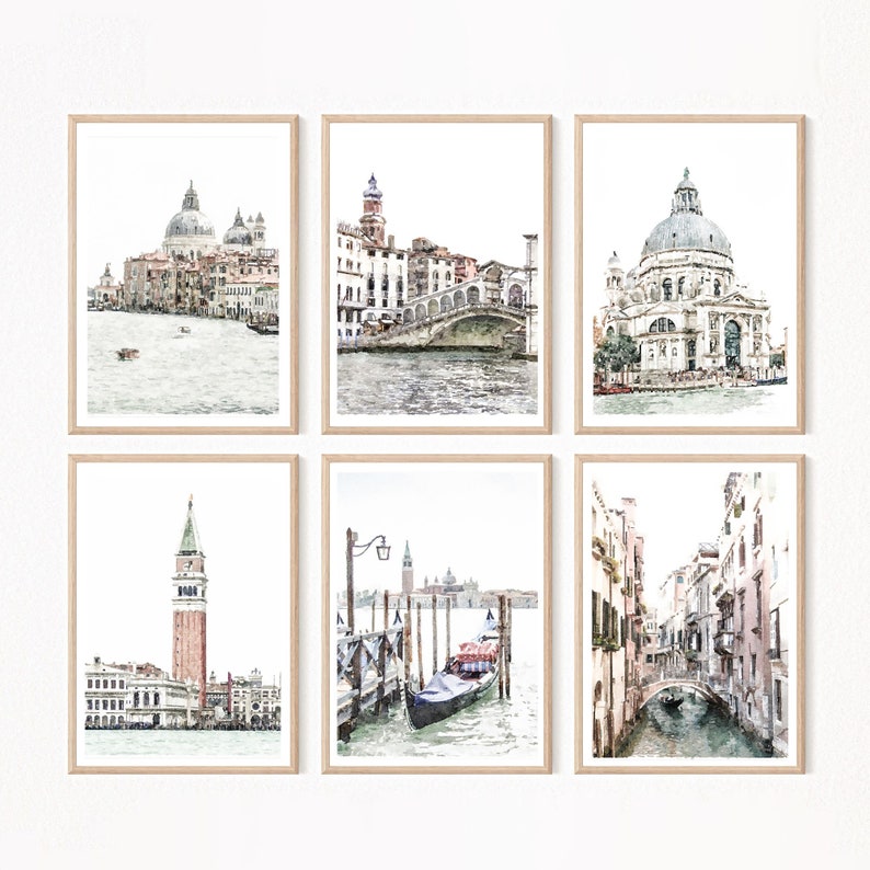 Puede incluir: Seis impresiones en acuarela enmarcadas de escenas venecianas. La obra de arte representa lugares emblem&aacute;ticos como el Puente de Rialto, el Campanile de San Marcos y g&oacute;ndolas. La paleta de colores incluye azules, verdes y marrones suaves, creando una est&eacute;tica serena y art&iacute;stica.