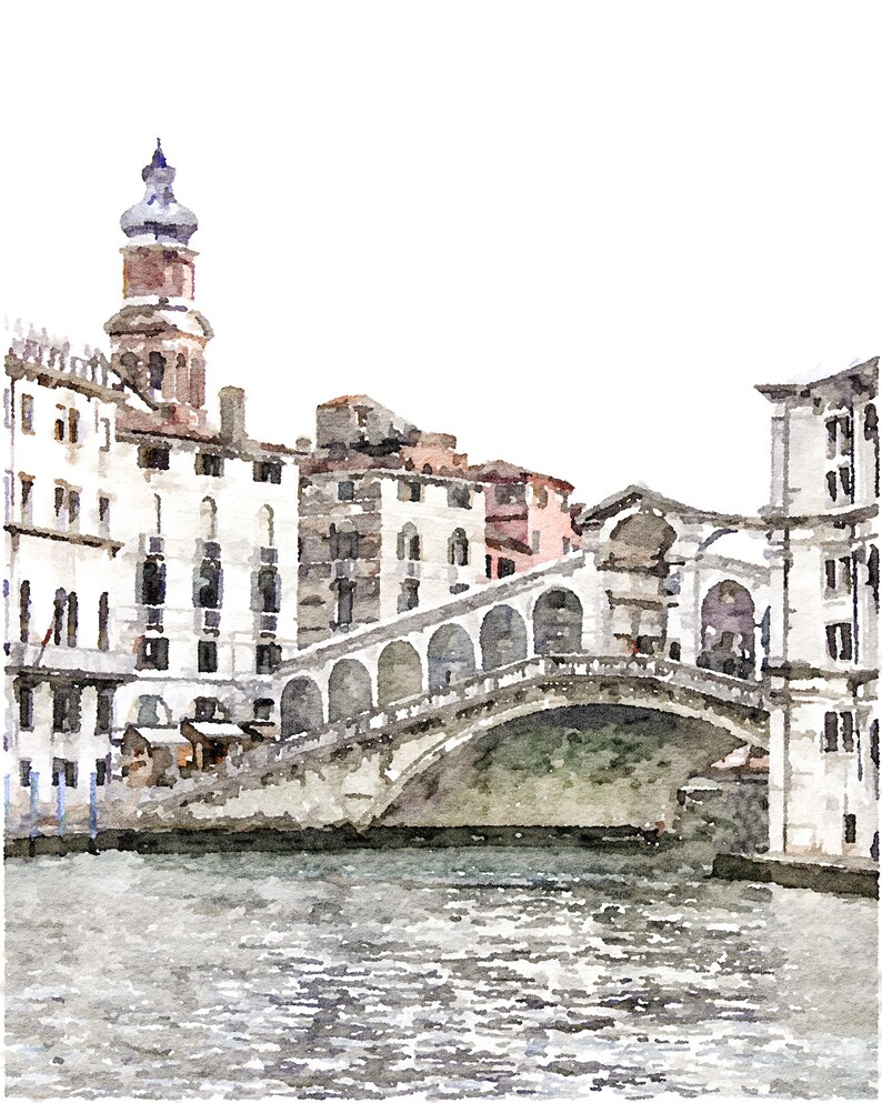 Puede incluir: Pintura a la acuarela del Puente de Rialto en Venecia, Italia. El puente es arqueado con m&uacute;ltiples vanos, que conecta edificios a ambos lados de un canal. Los edificios son blancos y beiges con tejados de tejas rojas. El agua es gris.