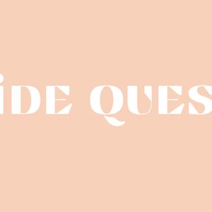 Pu&ograve; includere: Uno sfondo color pesca con una sovrapposizione di testo bianco che recita "BRIDESMAID QUESTIONNAIRE". Lo sfondo ha un design astratto marrone sui lati sinistro e destro.