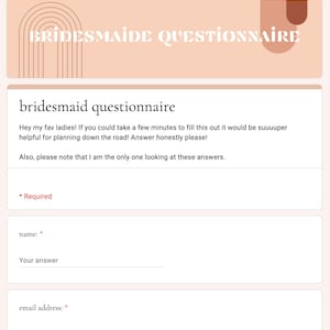 Pu&ograve; includere: Un questionario per damigelle d'onore con il testo "Hey my fav ladies! If you could take a few minutes to fill this out it would be suuuuper helpful for planning down the road! Answer honestly please! Also, please note that I am the only one looking at these answers." e una sezione per il nome e l'indirizzo email.