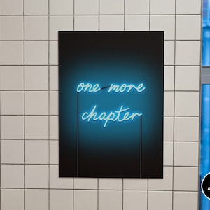 Könnte beinhalten: Ein schwarzes Poster mit dem Text "one more chapter" in blauen Neonbuchstaben vor einem dunklen Hintergrund.