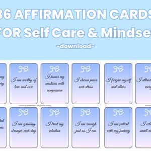 Könnte beinhalten: Ein digitaler Download mit 36 Affirmationskarten für Selbstfürsorge und Mindset. Jede Karte hat einen hellblauen Hintergrund mit einer weißen Schleife und einer positiven Affirmation in einer handschriftlichen Schriftart. Die Karten sollen das Wohlbefinden und das persönliche Wachstum fördern.