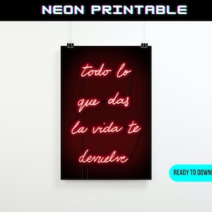Könnte beinhalten: Ein druckbarer Poster mit einem roten Neon-Schild, auf dem "todo lo que das la vida te devuelve" auf einem dunkelroten Hintergrund steht.