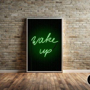 Könnte beinhalten: Ein digitaler Download eines gerahmten Drucks mit einem grünen Neon-Schild, auf dem "wake up" auf schwarzem Hintergrund steht.