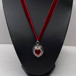Queen of hearts Choker Gothic Alice in Wonderland A) Silver pendant