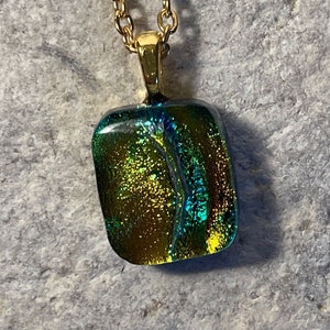 Dichroic Glas Schmuck Anhänger, Dichroic Glas Goldkette Halskette, Anhänger aus geschmolzenem Glas, Dichroic Glasschmuck, Boho Schmuck