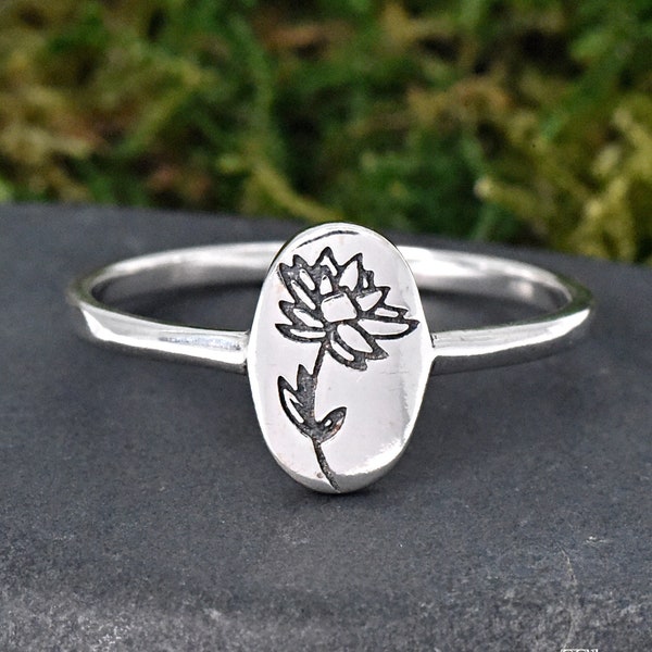 July Birth Month Flower Water Lily Engraved Oval Disc Sterling Silver Ring, Women's Flower Ring, Nymphaeaceae Flower Ring, Birthday Gift