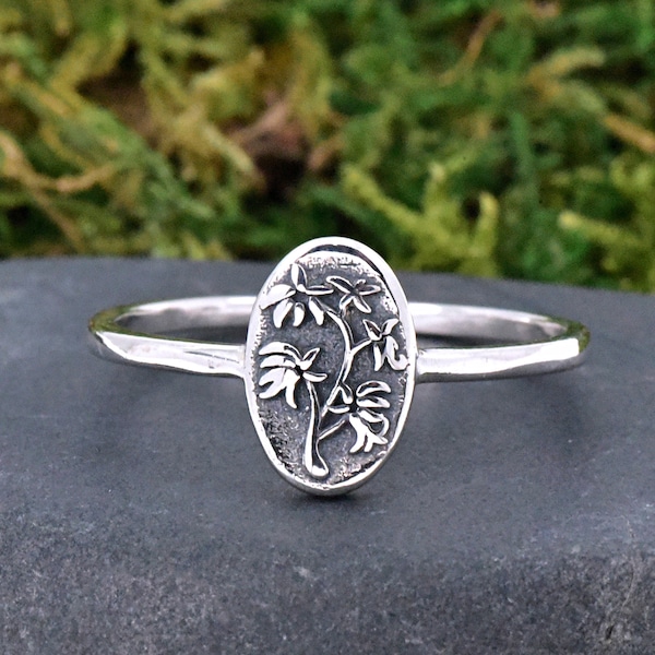 December Birth Month Flower Narcissus Engraved Oval Disc Sterling Silver Ring, Women's Flower Ring, Birthday Gift, Rebirth and Renewal