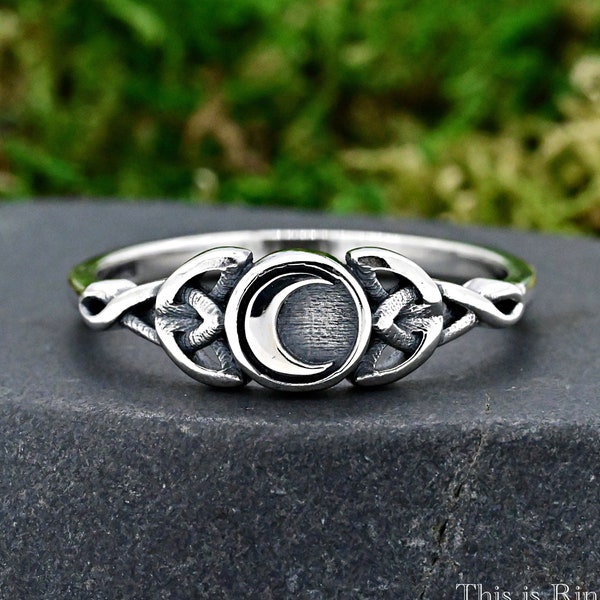 Vintage Oxidized Sterling Silver Signet Style Disk Celtic Crescent Moon Trinity Knot Ring • Celtic Moon Triquetra Knot Antique Style Ring