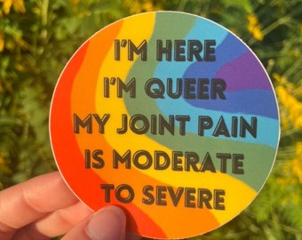 Regenbogen Aufkleber “Ich bin hier, ich bin Queer, meine Gelenkschmerzen sind moderat bis stark” | LGBT Pride Chronische Schmerzen Behinderung |