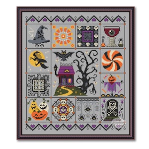 Könnte beinhalten: Ein Kreuzstichmuster mit verschiedenen Halloween-Motiven, darunter ein Hexenhut, eine Fledermaus, ein Spukhaus, ein Kürbis und ein Schädel. Das Muster ist in einem schwarzen Rahmen gerahmt und hat einen grauen Hintergrund.