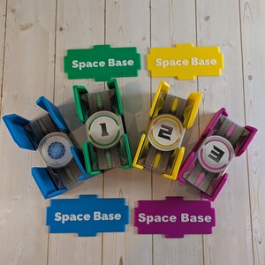 Porta carte Space Base, set da 4 vassoi personalizzati per carte con bustina protettiva, include organizer per carte giocatore con divisori, accessorio per giochi da tavolo, regalo per giocatori!