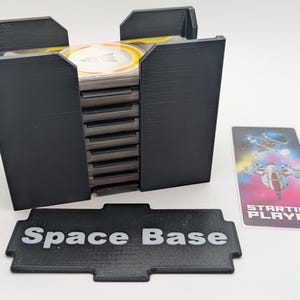 Space Base Kartenhalter - 4er Set Kartenhalter für Karten | Inklusive Player Card Organizer mit Teilern | Brettspiel Accessoire Geschenk!