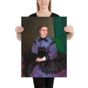 Op de afbeelding: Een vrouw in een paarse jurk met zwarte kantversiering zit op een groene stoel en houdt een zwarte kat met gele ogen vast. Het schilderij is geschilderd tegen een donkergroene achtergrond.