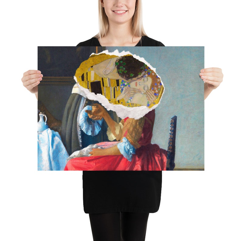 Puede incluir: Una pintura de una mujer con un vestido rojo con un agujero roto que revela una pintura de una pareja bes&aacute;ndose. La pareja est&aacute; representada en un estilo de mosaico dorado y azul.