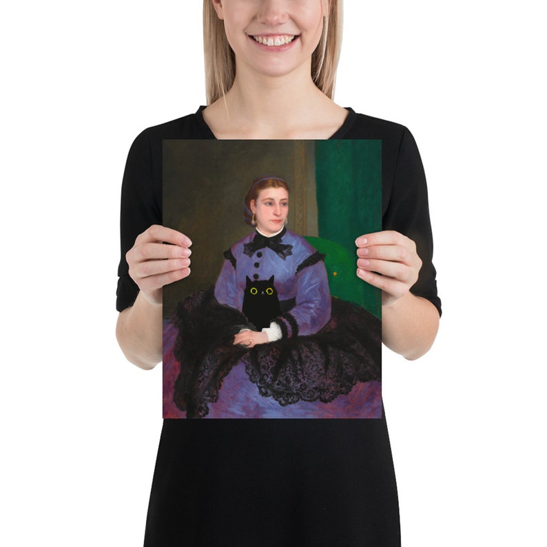 Op de afbeelding: Een schilderij van een vrouw in een paarse jurk met een zwarte kat op haar schoot. De vrouw draagt een kanten kraag en een zwarte kanten shawl. De kat heeft gele ogen.