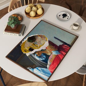 Puede incluir: Una pintura de una pareja bes&aacute;ndose, con un trozo de papel rasgado que revela una pintura diferente de una pareja bes&aacute;ndose. La pintura est&aacute; enmarcada en un marco de madera oscura.