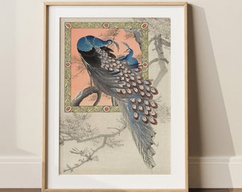 Op de afbeelding: Een vintage Japanse houtsnede met twee pauwen met blauwe en groene veren. De pauwen zitten op een tak met een roze en perzikkleurige achtergrond. De print is ingelijst in een licht houten lijst.