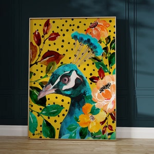 Cabeza de pavo real azul intenso con flores sobre fondo de lunares amarillos: arte mural maximalista de estilo Hollywood Regency para hogares con glamour ecléctico.