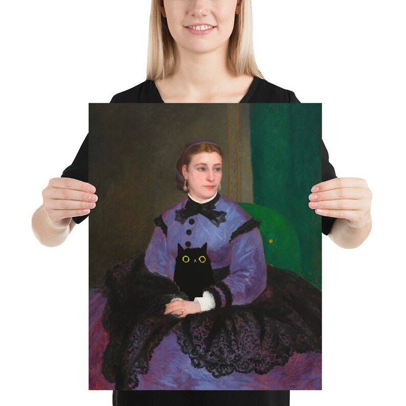 Op de afbeelding: Een schilderij van een vrouw in een paarse jurk met een zwarte kanten rand, die een zwarte kat met gele ogen vasthoudt. De vrouw draagt een zwarte strik en een hoofdband. De achtergrond is een groene gordijn.