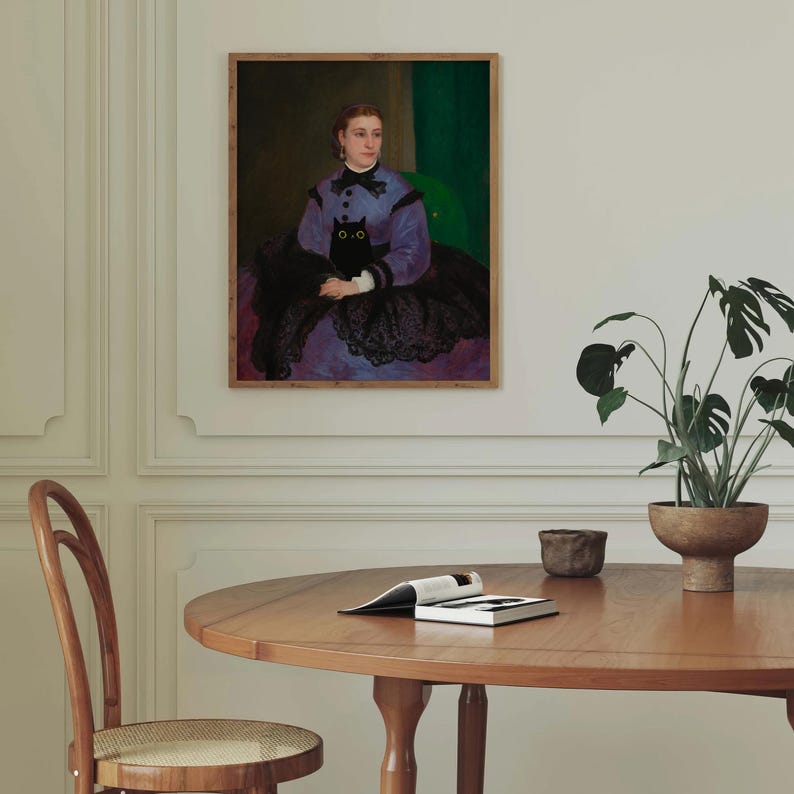Op de afbeelding: Een schilderij van een vrouw in een paarse jurk met een zwarte kat op haar schoot. De vrouw draagt een zwarte kanten shawl en heeft haar haar naar achteren getrokken. De achtergrond is een groene muur.