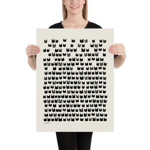 Peut inclure: Une affiche noire et blanche avec un motif r&eacute;p&eacute;titif de visages de chats noirs. Les visages de chats sont simples et stylis&eacute;s, avec de grands yeux et de petites bouches. L'affiche est sur un fond cr&egrave;me.