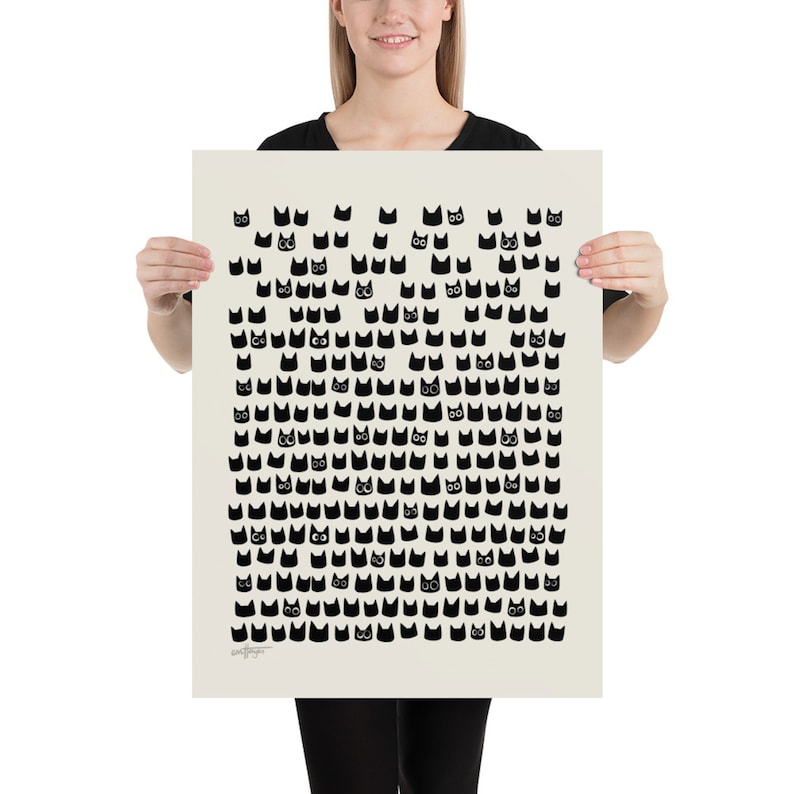 Peut inclure: Une affiche noire et blanche avec un motif r&eacute;p&eacute;titif de visages de chats noirs. Les visages de chats sont simples et stylis&eacute;s, avec de grands yeux et de petites bouches. L'affiche est sur un fond cr&egrave;me.