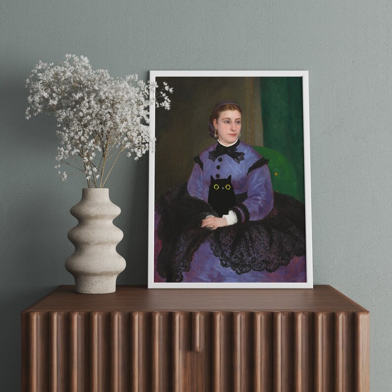 Op de afbeelding: Een schilderij van een vrouw in een paarse jurk met een zwarte kat op haar schoot. De vrouw draagt een kanten kraag en heeft haar haar naar achteren getrokken. De kat heeft grote, gele ogen.