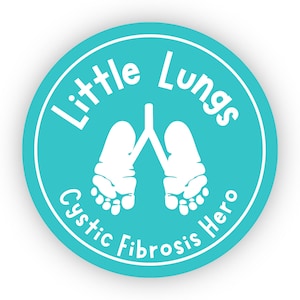 Puede incluir: Una pegatina redonda, turquesa, con texto y gráficos blancos. Las palabras "Little Lungs" están en la parte superior, y "Cystic Fibrosis Hero" en la inferior. En el centro, un gráfico blanco de pulmones con forma de pies de bebé.