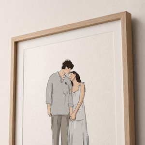 Könnte beinhalten: Gerahmte Illustration eines Paares, das sich umarmt. Der Mann trägt ein hellgraues Hemd und eine Hose, während die Frau ein hellblaues Kleid trägt. Das Kunstwerk befindet sich in einem Holzrahmen.