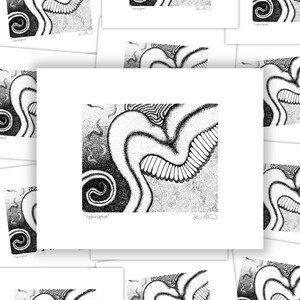 Puede incluir: Una colección de grabados artísticos con un diseño abstracto en blanco y negro. La imagen central muestra una forma orgánica y arremolinada con intrincados detalles de puntos y líneas. La palabra "Appreciation" está impresa en la parte inferior.