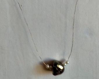 Crewneck necklace with iridescent gold-colored light point