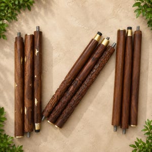 Può includere: Un set di nove segmenti cilindrici in legno per bastone da passeggio con finitura marrone scuro. Alcuni segmenti presentano inserti in ottone, mentre altri mostrano intagli floreali complessi. Ogni pezzo include un connettore a vite in metallo.