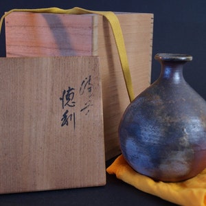 Hand-made Japanese Bizen Sake Bottle (Tokkuri) by Koken Hibata