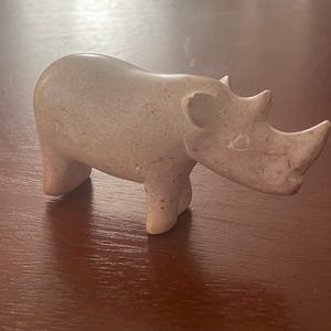 Täljstensnoshörningfigur afrikanskt andedjursskulptur handskuren vintage