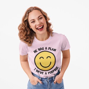 彼には計画があるTシャツ、ユニセックスのモチベーションTシャツ、スマイル絵文字シャツ、彼/彼女へのインスピレーションギフト、カジュアルな夏服