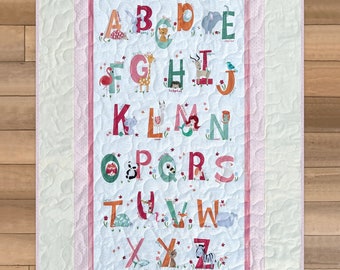 Courtepointe alphabet faite main, courtepointe ABC, courtepointe ABC Design, courtepointe ABC sur les genoux, courtepointe non sexiste, courtepointe pour bébé bleu sarcelle et jaune, courtepointe alphabet pour bébé,