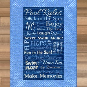 Può includere: Tessuto blu e bianco a pois con un rettangolo blu scuro al centro. Il rettangolo contiene testo bianco che dice "Pool Rules Soak in the Sun NO Running Enjoy Pushing Worries The Day! Smile Laugh Relax! Never Swim Alone! FLIP FLOPS recommended Fun in the Sun! Hang up the Towels Don't Forget Sunscreen! Swim or Have Fun FLOAT Sip Lemonade Celebrate Everything! Make Memories".