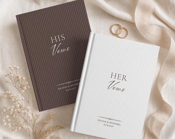 Puede incluir: Dos libros de votos de tapa dura con rayas verticales. El libro marrón oscuro lleva el título HIS Vows y el libro blanco el título HER Vows. Ambos incluyen los nombres Olivia & Michael y la fecha 09.18.2027 en fuente serif y manuscrita.