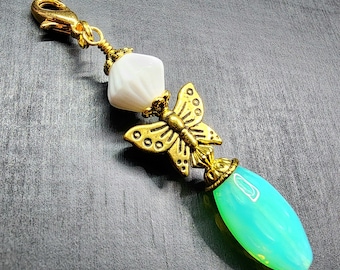 Charm de sac à main pour sac à main avec fermeture éclair papillon doré avec perles de verre tchèques vert et blanc écume de mer • Porte-clés amateur de jardin • Cadeaux en perles pour elle
