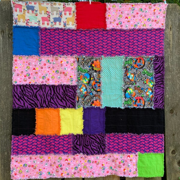 Scrappy rag quilt