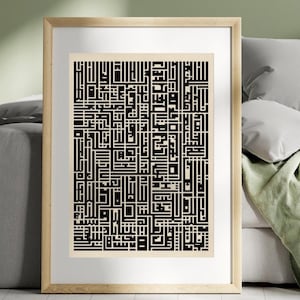 Op de afbeelding: Een ingelijste kunstdruk met een complex zwart-wit geometrisch ontwerp. Het kunstwerk, tegen een crèmekleurige achtergrond, is ingesloten in een lichtgekleurde houten lijst. Het abstracte patroon doet denken aan kalligrafie of een doolhof.