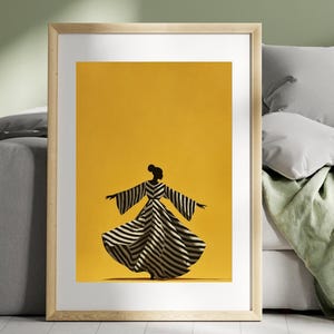 Puede incluir: Una impresión artística enmarcada que representa a una mujer con un vestido a rayas blancas y negras con los brazos extendidos sobre un fondo amarillo. La obra de arte se presenta en un marco de madera clara. El tema es la moda y el arte.