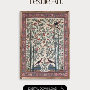 K&ouml;nnte beinhalten: Gerahmter Textilkunstdruck mit einer detaillierten Illustration von V&ouml;geln, B&auml;umen und Blumen. Das Kunstwerk hat einen cremefarbenen Hintergrund mit roten und gr&uuml;nen Akzenten. Der Text "Textile Art" steht oben und "DIGITAL DOWNLOAD" unten.
