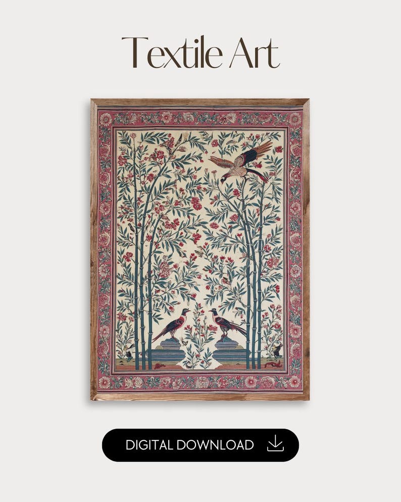 K&ouml;nnte beinhalten: Gerahmter Textilkunstdruck mit einer detaillierten Illustration von V&ouml;geln, B&auml;umen und Blumen. Das Kunstwerk hat einen cremefarbenen Hintergrund mit roten und gr&uuml;nen Akzenten. Der Text "Textile Art" steht oben und "DIGITAL DOWNLOAD" unten.