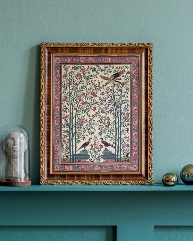 K&ouml;nnte beinhalten: Ein gerahmtes Kunstwerk mit einer detaillierten Illustration von V&ouml;geln und floralen Elementen. Das Kunstwerk hat einen cremefarbenen Hintergrund mit roten Blumen und gr&uuml;nen bambusartigen B&auml;umen. Der Rahmen ist warmbraun mit aufwendigen Details.