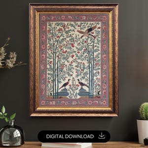 K&ouml;nnte beinhalten: Ein gerahmtes Kunstwerk mit einer detaillierten Illustration von V&ouml;geln und floralen Elementen. Das Kunstwerk hat einen cremefarbenen Hintergrund mit roten Blumen und gr&uuml;nen bambusartigen B&auml;umen. Der Rahmen hat eine warme, goldbraune Farbe. Der Text "DIGITALER DOWNLOAD" befindet sich unten.
